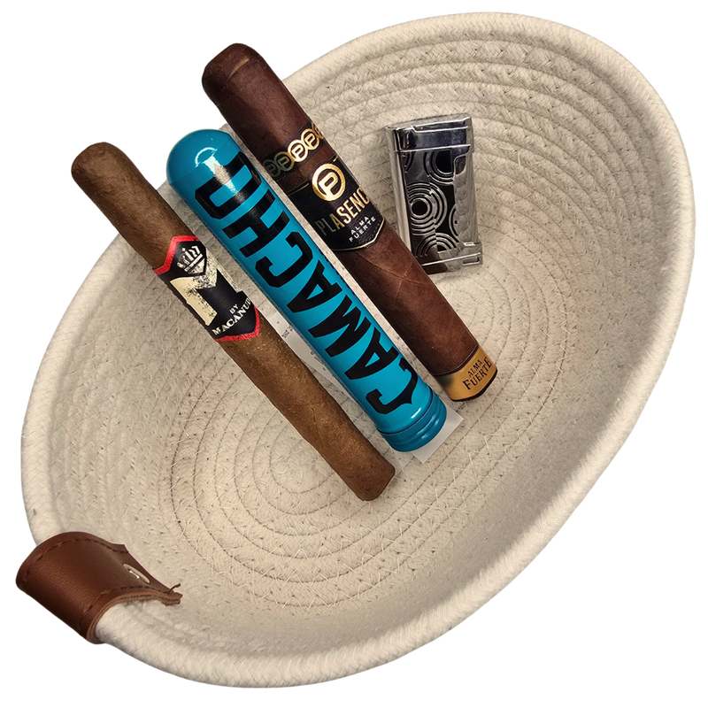 Geschenkset II
Sie suchen ein schönes Geschenk für einen Zigarrenfreund oder eine Aficionada? Wir haben für Sie etwas zusammengestellt.  Drei unterschiedliche Zigarren, um verschiedene Geschmäcker zu entdecken, ein Zigarrenfeuerzeug mit dem Bild von Che Guevara und ein hübsches, wieder verwendbares Tablett. 
Besteht aus:
Tablett oder Korb (wie auf Foto oder ähnlich)
Camacho Robusto Zigarre 
Plasencia - Alma Fuerte Sixto II Hexagono Nicaragua
M by Macanudo Dark Corona
Zigarrenfeuerzeug&nbs
