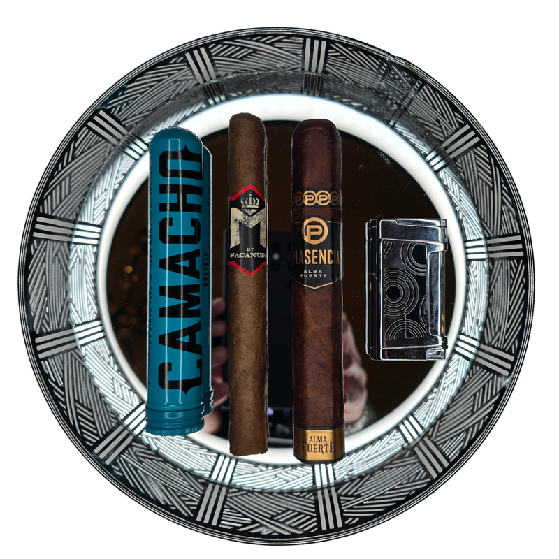 Geschenkset II
Sie suchen ein schönes Geschenk für einen Zigarrenfreund oder eine Aficionada? Wir haben für Sie etwas zusammengestellt.  Drei unterschiedliche Zigarren, um verschiedene Geschmäcker zu entdecken, ein Zigarrenfeuerzeug mit dem Bild von Che Guevara und ein hübsches, wieder verwendbares Tablett. 
Besteht aus:
Tablett oder Korb (wie auf Foto oder ähnlich)
Camacho Robusto Zigarre 
Plasencia - Alma Fuerte Sixto II Hexagono Nicaragua
M by Macanudo Dark Corona
Zigarrenfeuerzeug -&n