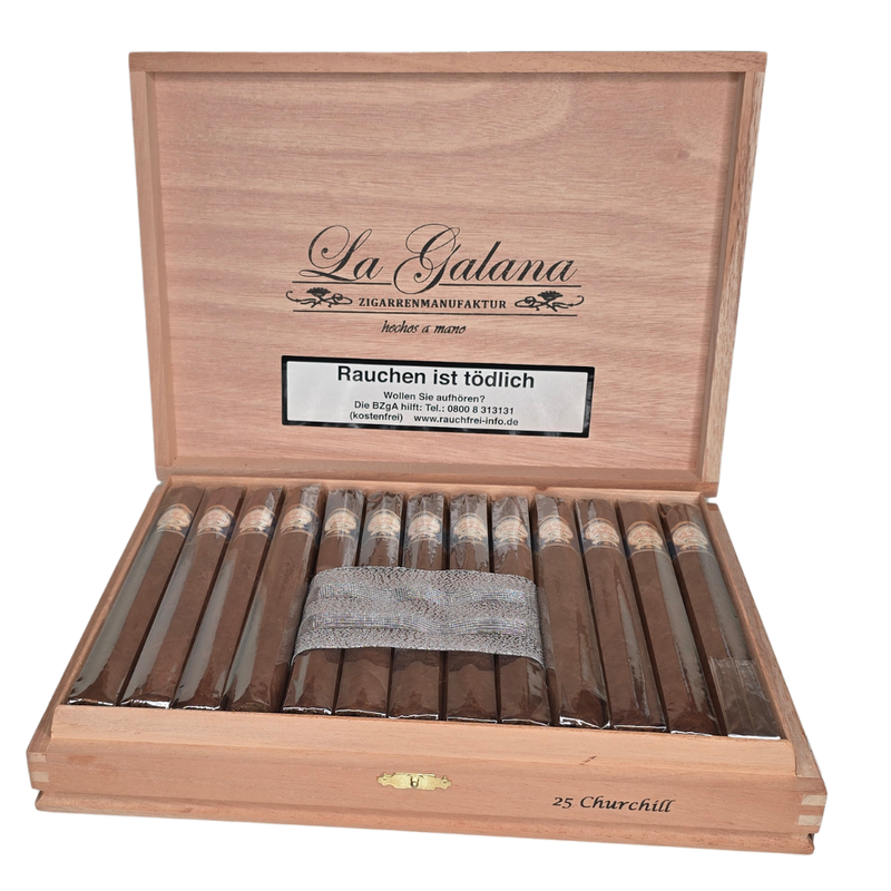 Die entspannende Abendzigarre für echte Genießer.
Format: Churchill
Größe: 7″ x 49 // 178 x 19,45
Ringmaß: 49
Farbe: Colorado bis Colorado Maduro
Rauchdauer: ca. 90min
Geschmack: zarte Würze, leicht bitteres Aroma, empfohlen zu süßem Tee oder Espresso
Details:
Einlage: Corojo und Criolla, feinste Saat kultiviert in Nicaragua und Honduras (Jalapa Tal)
Umblatt: Honduras, doppelt fermentiert
Deckblatt: Honduras
Produktionsart: Handgerollt
Produktionsort: Honduras
Einlage: Longfiller