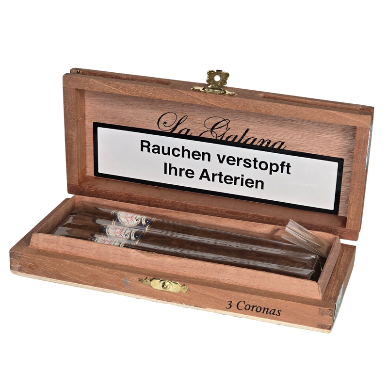 Die mildleichte Tageszigarre.
Format Corona:
Größe: 6″ x 44 // 152 x 17,46
Ringmaß: 44
Farbe: Colorado bis Colorado Maduro
Rauchdauer: 30 min
Geschmack: mildes, leicht süßes Aroma und leichte Schärfe, empfohlen zu
Kaffee oder Cognac
Details:
Einlage: Corojo und Criolla, feinste Saat kultiviert in Nicaragua und Honduras (Jalapa Tal)
Umblatt: Honduras, doppelt fermentiert
Deckblatt: Honduras
Produktionsart: Handgerollt
Produktionsort: Honduras
Filler: Longfiller
LA GALANA Coronas zählen für viele Afici