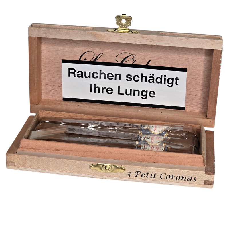 Die kleine, elegante Einsteigerzigarre.
Format: Petit Corona
Größe: 5″ x 42 // 127 x 16,67
Ringmaß: 42
Farbe: Colorado bis Colorado Maduro
Rauchdauer: 20 – 30min
Geschmack: zarte Würze, leicht bitteres Aroma, empfohlen zu süßem Tee oder Espresso
Details:
Einlage: Corojo und Criolla, feinste Saat kultiviert in Nicaragua und Honduras (Jalapa Tal)
Umblatt: Honduras, doppelt fermentiert
Deckblatt: Honduras
Produktionsart: Handgerollt
Produktionsort: Honduras
Filler: Longfiller