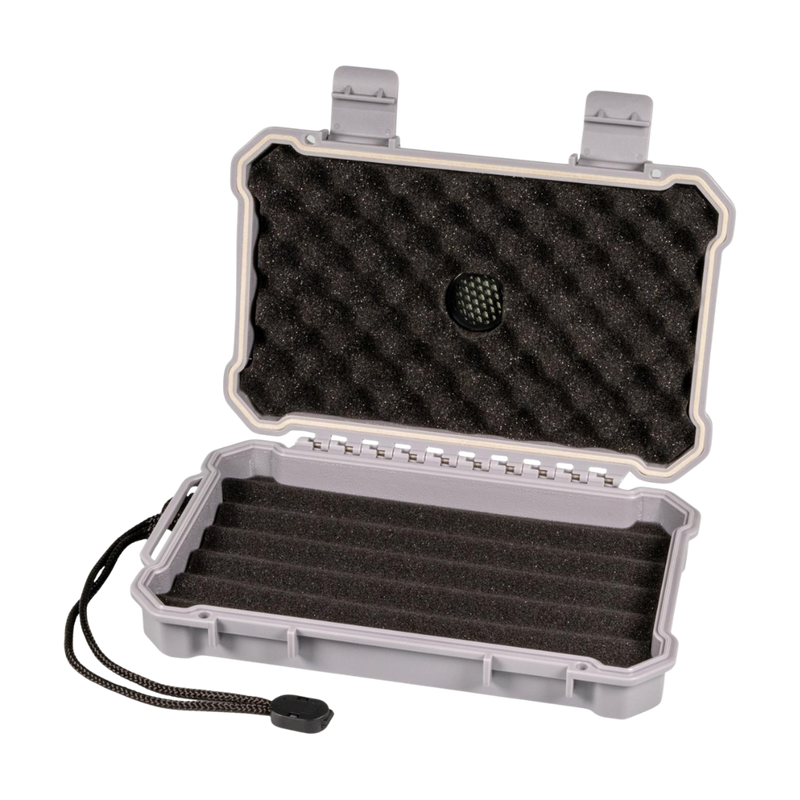 Modern, robust und funktional: Der PASSATORE Cigar Case aus hochwertigem Acryl in zementgrauer Optik bietet sicheren Schutz und optimale Lagerbedingungen für bis zu 5 Zigarren. Ideal für Reisen oder als stylisches Humidor-Case für unterwegs.
Ausgestattet mit einem integrierten Humidifier und Hygrometer, bleibt das Zigarrenklima stets im Blick. Eine praktische Tragekordel sorgt für komfortablen Transport.
Produktdetails:
Material: Acryl, zementgrau
Für ca. 5 Zigarren (je nach Format)
Integrierter Humidi