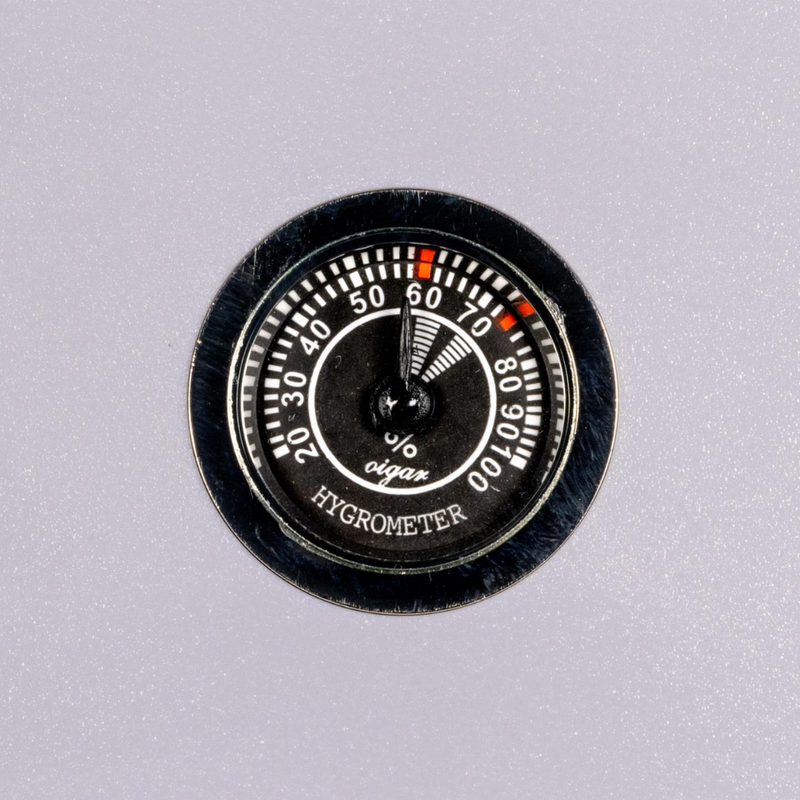 Modern, robust und funktional: Der PASSATORE Cigar Case aus hochwertigem Acryl in zementgrauer Optik bietet sicheren Schutz und optimale Lagerbedingungen für bis zu 5 Zigarren. Ideal für Reisen oder als stylisches Humidor-Case für unterwegs.
Ausgestattet mit einem integrierten Humidifier und Hygrometer, bleibt das Zigarrenklima stets im Blick. Eine praktische Tragekordel sorgt für komfortablen Transport.
Produktdetails:
Material: Acryl, zementgrau
Für ca. 5 Zigarren (je nach Format)
Integrierter Humidi