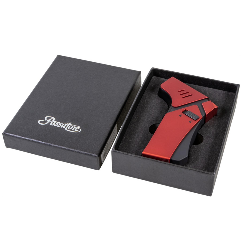 Dieser PASSATORE Jet Burner "Grand Prix" in Rot und Schwarz bietet eine leistungsstarke und präzise 1er Jet Flamme. Hergestellt von der Marke Passatore und verpackt in einer stilvollen Geschenkverpackung.
Sehr handlich und moderner Stil für ein erstklassiges Brennerlebnis.