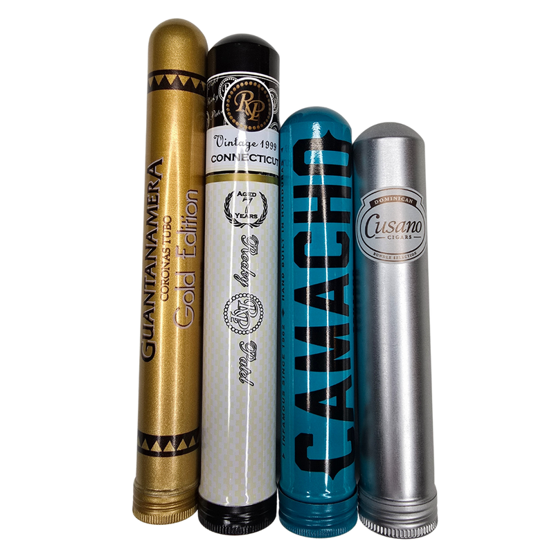 Dieser Sampler enthält vier Zigarren, die jeweils in einem praktischen Aluminium-Tubo verpackt sind, um Frische und Aroma zu bewahren. Jede Zigarre bietet ein einzigartiges Geschmackserlebnis und ist ideal für unterwegs . Die Tubus-Verpackung sorgt nicht nur für einen sicheren Transport, sondern auch für eine optimale Lagerung. Perfekt für Zigarrenliebhaber, die Wert auf Komfort und Qualität legen.
Inhalt :
- Camacho Ecuador Robusto Tubo
- Rocky Patel Connecticut Tubo
- Guantanamera Gold Corona Tubo
