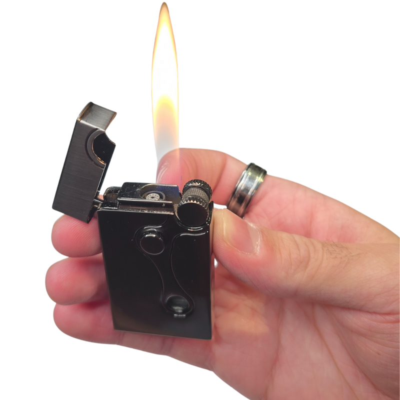 Feuerzeug - Zigarrenfeuerzeug -Cigarrenfeuerzeug - Cigarrenfeuer -Feuer
- Vector
Das Feuerzeug Elite 02 für Zigarren von der Marke Vector ist eine praktische und hochwertige Wahl für Zigarrenliebhaber. Dieses neu Feuerzeug bietet nicht nur eine stilvolle Optik, sondern auch eine zuverlässige Leistung die es Ihnen ermöglicht, jederzeit problemlos anzuzünden. seiner benutzerfreundlichen Handhabung und der robusten Bau ist dieses Feuerzeug ideal für den täglichen sowie für besondere Anläse.