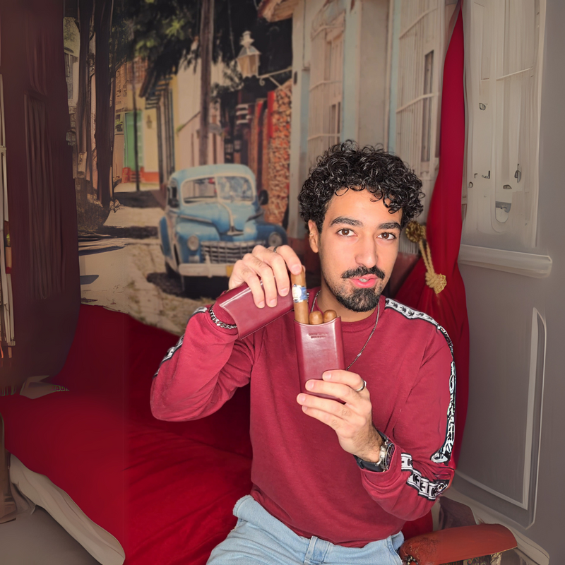 Alle hochwertigen Montés-Lederwaren werden durch langjährig erfahrene Meister im südspanischen Städtchen Ubrique sorgfältig handgefertigt. Ubrique gilt seit Beginn des 19. Jahrhunderts als Hochburg der europäischen Gerberei. Montés Lederverarbeitungen stehen für anerkannte Qualität und strahlen in erfrischenden Farbtönen Eleganz und Glamour aus.
Für zwei Zigarren bis Ringmaß 55 und einer Länge von 178mm
Im Lieferumfang ist nur das Etui enthalten. Alle weiteren Gegenstände sind Dekoration!