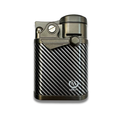 Schwarzes MYON Lasalle 4-Jet Feuerzeug, freigestellt auf weißem Hintergrund