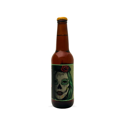 Flasche Cerveza IPA Fiesta de los Muertos auf weißem Hintergrund – mexikanisches Craft-Bier mit farbenfrohem Etikett, ideal für IPA-Fans.