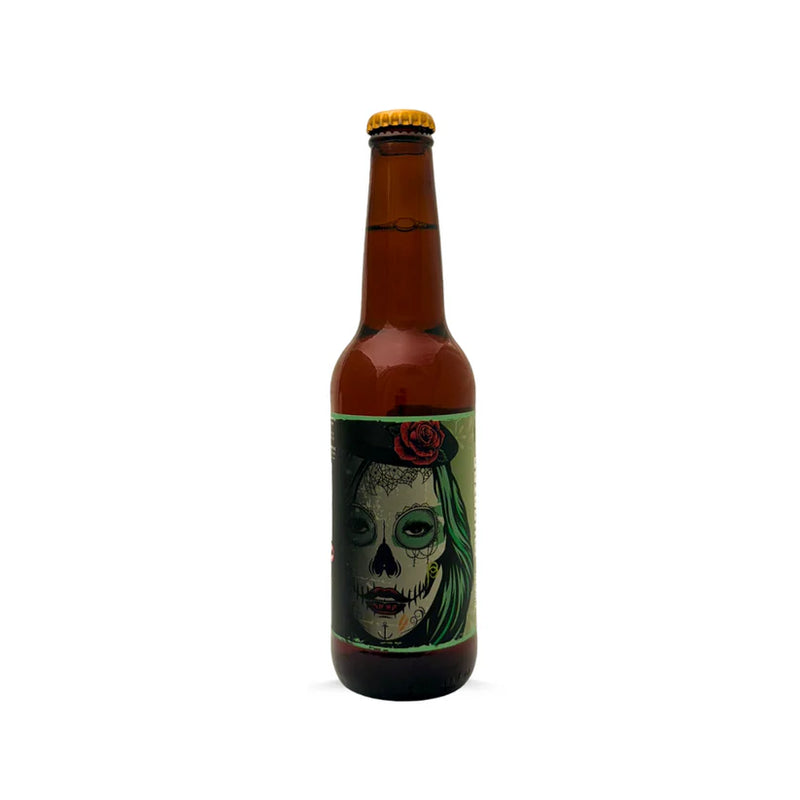 Flasche Cerveza IPA Fiesta de los Muertos auf weißem Hintergrund – mexikanisches Craft-Bier mit farbenfrohem Etikett, ideal für IPA-Fans.