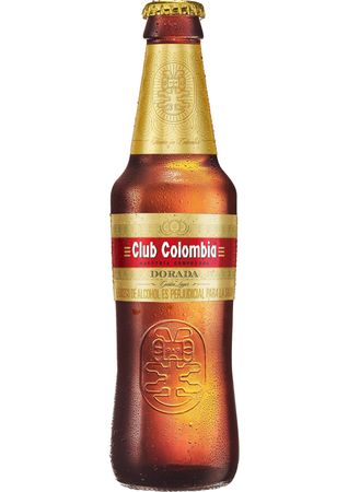Flasche Club Colombia Dorada Bier auf weißem Hintergrund – gold-orangene Farbe, elegantes Etikett, repräsentiert kolumbianisches Premium-Lager nach deutschem Reinheitsgebot.