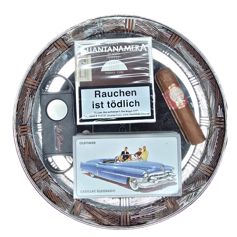 Wir haben schöne Geschenksets für Sie zusammengestellt. Für den Zigarrillosfreund ein kleines Einsteigerpäckchen à la cubana:


Besteht aus:


Tablett (ähnlich wie auf dem Foto)
Cutter La Galana
La Galana Half Corona
Zigarrenstreichhölzer Retro-Style
Guantanamera Mini 20 aus Kuba