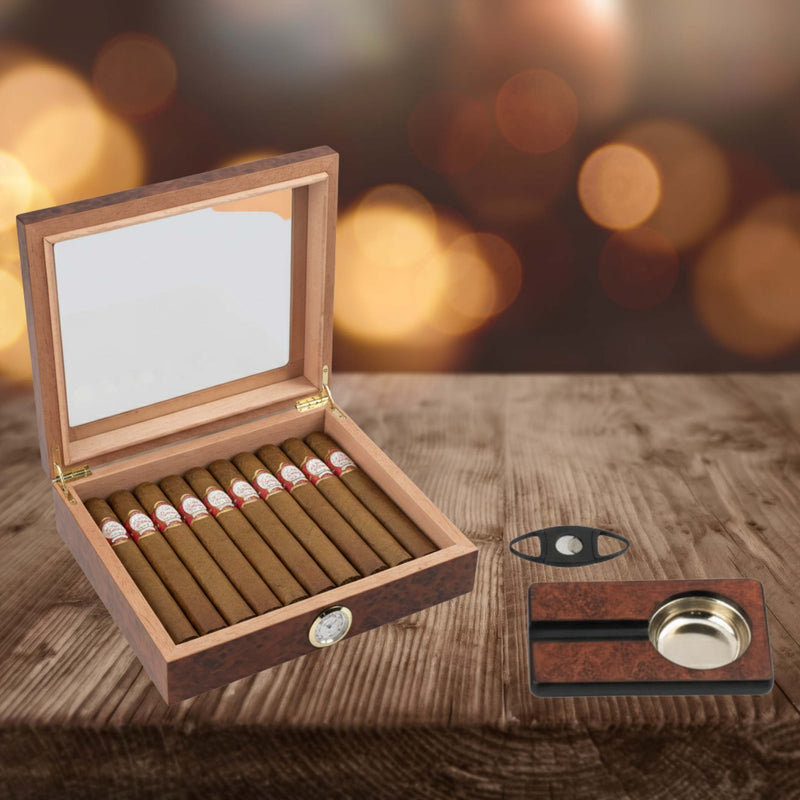 Humidor-Set Humidor-Set Wurzelholz für ca. 15 Zigarren
- Außenmaße: H 6,5 x B 26 x T 22 cm
- Innenmaße: H 4 x B 23,5 x T 19,5
- Befeuchtungssystem
- Abschneider
- Aschenbecher