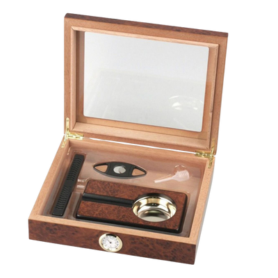 Humidor-Set Humidor-Set Wurzelholz für ca. 15 Zigarren
- Außenmaße: H 6,5 x B 26 x T 22 cm
- Innenmaße: H 4 x B 23,5 x T 19,5
- Befeuchtungssystem
- Abschneider
- Aschenbecher