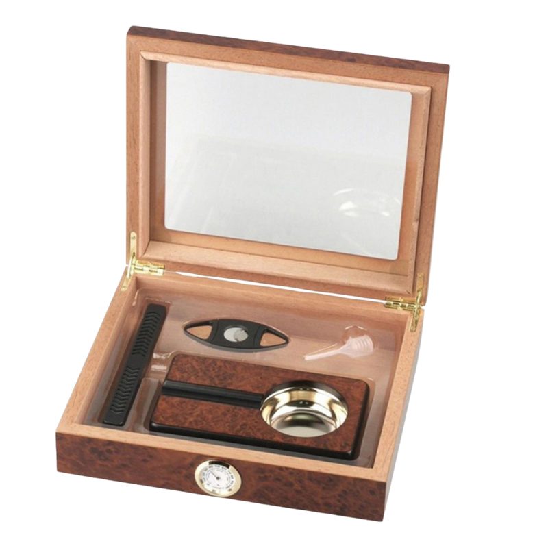 Humidor-Set Humidor-Set Wurzelholz für ca. 15 Zigarren
- Außenmaße: H 6,5 x B 26 x T 22 cm
- Innenmaße: H 4 x B 23,5 x T 19,5
- Befeuchtungssystem
- Abschneider
- Aschenbecher