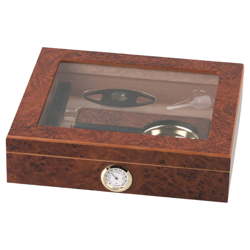 Humidor-Set Humidor-Set Wurzelholz für ca. 15 Zigarren
- Außenmaße: H 6,5 x B 26 x T 22 cm
- Innenmaße: H 4 x B 23,5 x T 19,5
- Befeuchtungssystem
- Abschneider
- Aschenbecher