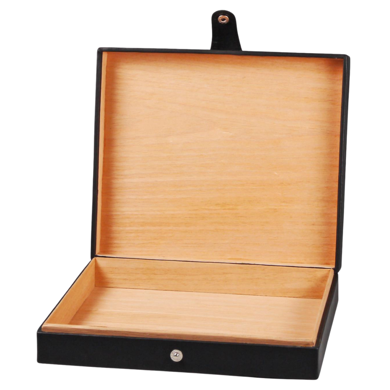 Humidor "Cuba" Leder schwarz/bunt für ca. 8-10 Zig.

Lederner Humidor mit Cuba-Motiv
- Für ca. 8-10 Zigarren
- H 5,5 x B 22,5 x T 20 cm
- Humidifier
- Knopfverschluss


Dieser exquisite Leder-Humidor, verziert mit einem Cuba-Motiv, bietet Platz für bis zu 10 Zigarren. Im Inneren, das mit Holz ausgekleidet ist, sorgt ein Humidifier für die Regulierung der Luftfeuchtigkeit. Ein Knopfverschluss garantiert, dass der Humidor sicher verschlossen bleibt.