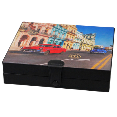 Humidor "Cuba" Leder schwarz/bunt für ca. 8-10 Zig.

Lederner Humidor mit Cuba-Motiv
- Für ca. 8-10 Zigarren
- H 5,5 x B 22,5 x T 20 cm
- Humidifier
- Knopfverschluss


Dieser exquisite Leder-Humidor, verziert mit einem Cuba-Motiv, bietet Platz für bis zu 10 Zigarren. Im Inneren, das mit Holz ausgekleidet ist, sorgt ein Humidifier für die Regulierung der Luftfeuchtigkeit. Ein Knopfverschluss garantiert, dass der Humidor sicher verschlossen bleibt.