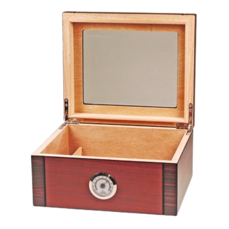 Dieser edle Humidor in rotbrauner und schwarzer Farbe bietet Platz für bis zu 25 Zigarren.
Durch einen Glaseinsatz im Deckel hat man die Zigarrensammlung jederzeit im Blick, welche mit der beliebig versetzbaren Trennleiste unterteilt werden kann. Das Innere des geräumigen Humidors wurde mit hochwertigem Zedernholz ausgekleidet, welches gemeinsam mit dem Humidifier die Luftfeuchtigkeit stabil hält.
Der silberne Hygrometer das moderne Mattfarben-Design perfekt ab.


Für ca. 25 Zigarren
Maße: H 12 x B 26 x T 2