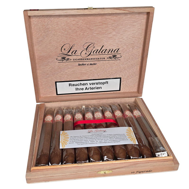 Ein sehr seltenes Format in der Welt der Zigarren

Format: Figurado
Größe: 7″ x 20 x 24 // 176 x 20 x 24mm
Ringmaß: 50-56
Farbe: Colorado bis Colorado Maduro
Rauchdauer: 90min
Geschmack: zarte Würze, leicht bitteres Aroma, empfohlen zu süßem Tee oder Espresso
Details
Einlage: Corojo und Criolla,&nbsp;feinste Saat kultiviert in Nicaragua und Honduras (Jalapa Tal)
Umblatt: Honduras
Deckblatt:&nbsp;Honduras
Produktionsart: Handgerollt
Produktionsort:&nbsp;Honduras
Filler: Longfiller