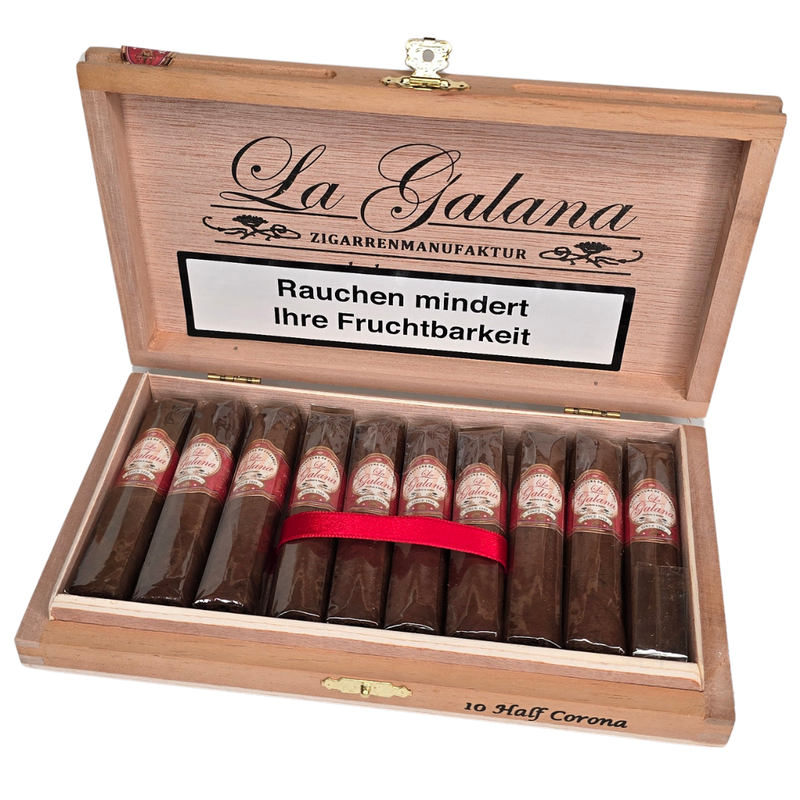 Format: Half Corona
Größe: 3,5″ x 42 // 88 x 16,67mm
Ringmaß: 42
Farbe: Colorado bis Colorado Maduro
Rauchdauer: 20min
Geschmack: zarte Würze, leicht bitteres Aroma, empfohlen zu süßem Tee oder Espresso
Details
Einlage: Corojo und Criolla,&nbsp;feinste Saat kultiviert in Nicaragua und Honduras (Jalapa Tal)
Umblatt: Honduras
Deckblatt:&nbsp;Honduras
Produktionsart: Handgerollt
Produktionsort:&nbsp;Honduras
Filler: Longfiller

Die Half Corona zeichnet sich aus durch cremigen Rauch, das volle, erdige Aroma und