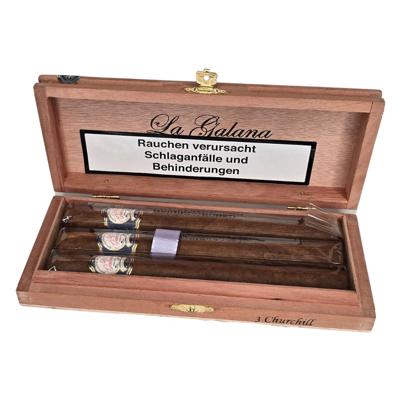 Die entspannende Abendzigarre für echte Genießer.

Format: Churchill
Größe: 7″ x 49 // 178 x 19,45
Ringmaß: 49
Farbe: Colorado bis Colorado Maduro
Rauchdauer: ca. 90min
Geschmack: zarte Würze, leicht bitteres Aroma, empfohlen zu süßem Tee oder Espresso
Details:
Einlage: Corojo und Criolla, feinste Saat kultiviert in Nicaragua und Honduras (Jalapa Tal)
Umblatt: Honduras, doppelt fermentiert
Deckblatt: Honduras
Produktionsart: Handgerollt
Produktionsort: Honduras
Einlage: Longfiller