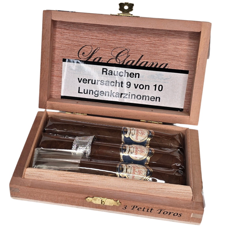 Der aromatische kleine Stier: Zigarre für den frühen Abend.

Format Petit Toro:
Größe: 115 x 21,43
Ringmaß: 54
Farbe: Colorado bis Colorado Maduro
Rauchdauer: 40 min
Geschmack: mildes, leicht süßes Aroma und leichte Schärfe, empfohlen zu Kaffee oder Cognac
Details:
Einlage: Corojo und Criolla,&nbsp;feinste Saat kultiviert in Nicaragua und Honduras (Jalapa Tal)
Umblatt: Honduras, doppelt fermentiert
Deckblatt: Honduras
Produktionsart: Handgerollt
Produktionsort: Honduras
Filler: Longfiller