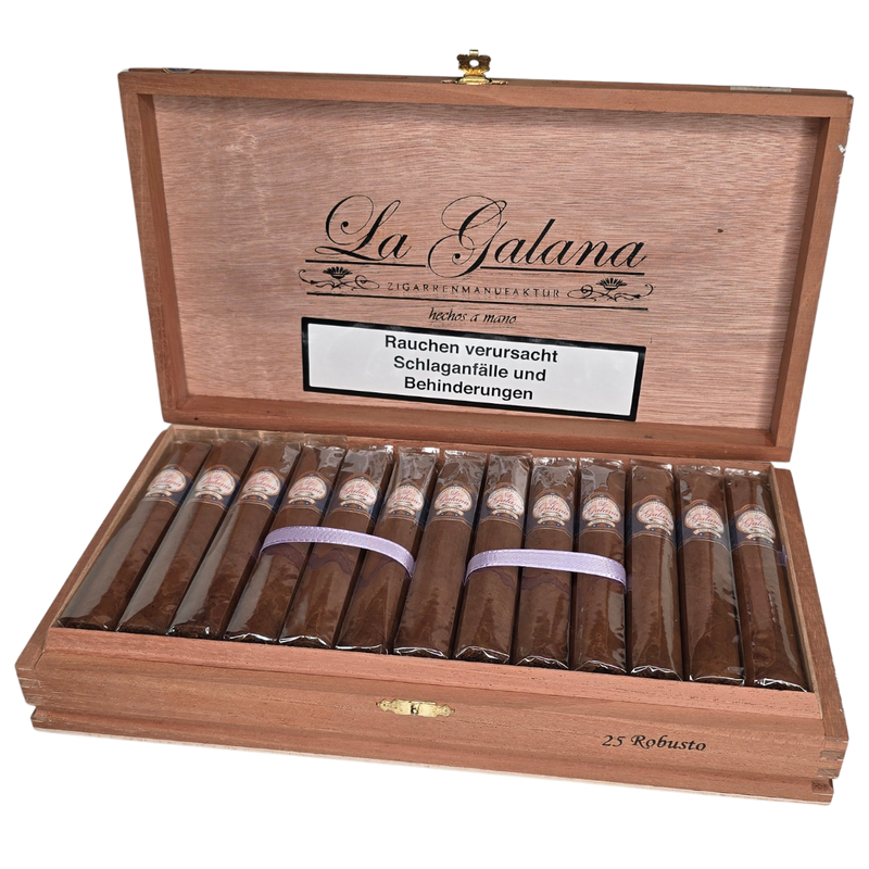 Maskuline Zigarre für Aficionados

Format Robusto:
Größe: 127 x 19,84
Ringmaß: 50
Farbe: Colorado bis Colorado Maduro
Rauchdauer: 40 min
Geschmack: mildes, leicht süßes Aroma und leichte Schärfe, empfohlen zu
Kaffee oder Cognac
Details:
Einlage: Corojo und Criolla,&nbsp;feinste Saat kultiviert in Nicaragua und Honduras (Jalapa Tal)
Umblatt: Honduras,
Deckblatt: Honduras, doppelt fermentiert
Produktionsart: Handgerollt
Produktionsort: Honduras
Filler: Longfiller
