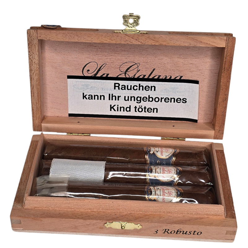 Maskuline Zigarre für Aficionados

Format Robusto:
Größe: 127 x 19,84
Ringmaß: 50
Farbe: Colorado bis Colorado Maduro
Rauchdauer: 40 min
Geschmack: mildes, leicht süßes Aroma und leichte Schärfe, empfohlen zu
Kaffee oder Cognac
Details:
Einlage: Corojo und Criolla,&nbsp;feinste Saat kultiviert in Nicaragua und Honduras (Jalapa Tal)
Umblatt: Honduras,
Deckblatt: Honduras, doppelt fermentiert
Produktionsart: Handgerollt
Produktionsort: Honduras
Filler: Longfiller