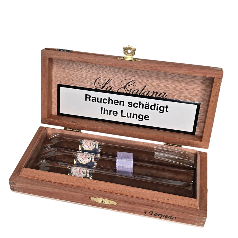 Die tiefwürzige Zigarre für Feinschmecker.

Format:&nbsp; Torpedo
Größe: 6 1/8" x 50 // 156 x 19,84
Ringmaß: 50
Farbe: maduro
Rauchdauer: ca. 50min
Details:
Einlage: Corojo und Criolla, feinste Saat kultiviert in Nicaragua und Honduras (Jalapa Tal)
Umblatt: Honduras, doppelt fermentiert
Deckblatt: Honduras
Produktionsart: Handgerollt
Produktionsort: Honduras
Einlage: Longfiller

La Galana Torpedo Zigarren sind handgerollte Longfiller Zigarren mit spitzzulaufendem Mundstück . Blatt für Blatt werden die La Ga