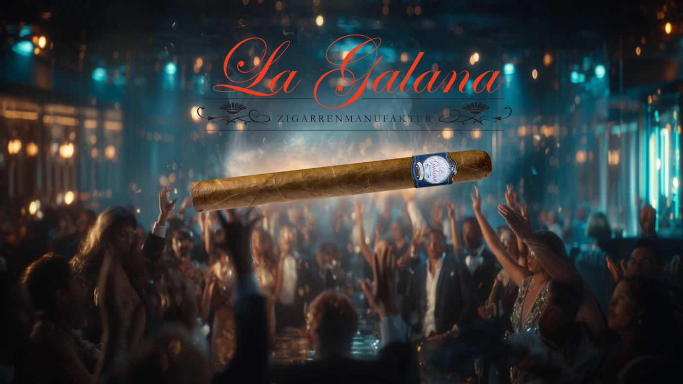 Premium-Zigarre 'La Galana' im Salon-Format (Churchill) aus Honduras – schwebend über den Händen einer begeisterten Menge in einem luxuriösen Raucherclub. Die Zigarre glüht sanft, ihr Rauch formt den Schriftzug 'Alle wollen die La Galana Zigarre