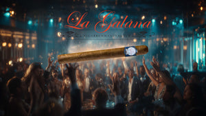 Premium-Zigarre 'La Galana' im Salon-Format (Churchill) aus Honduras – schwebend über den Händen einer begeisterten Menge in einem luxuriösen Raucherclub. Die Zigarre glüht sanft, ihr Rauch formt den Schriftzug 'Alle wollen die La Galana Zigarre