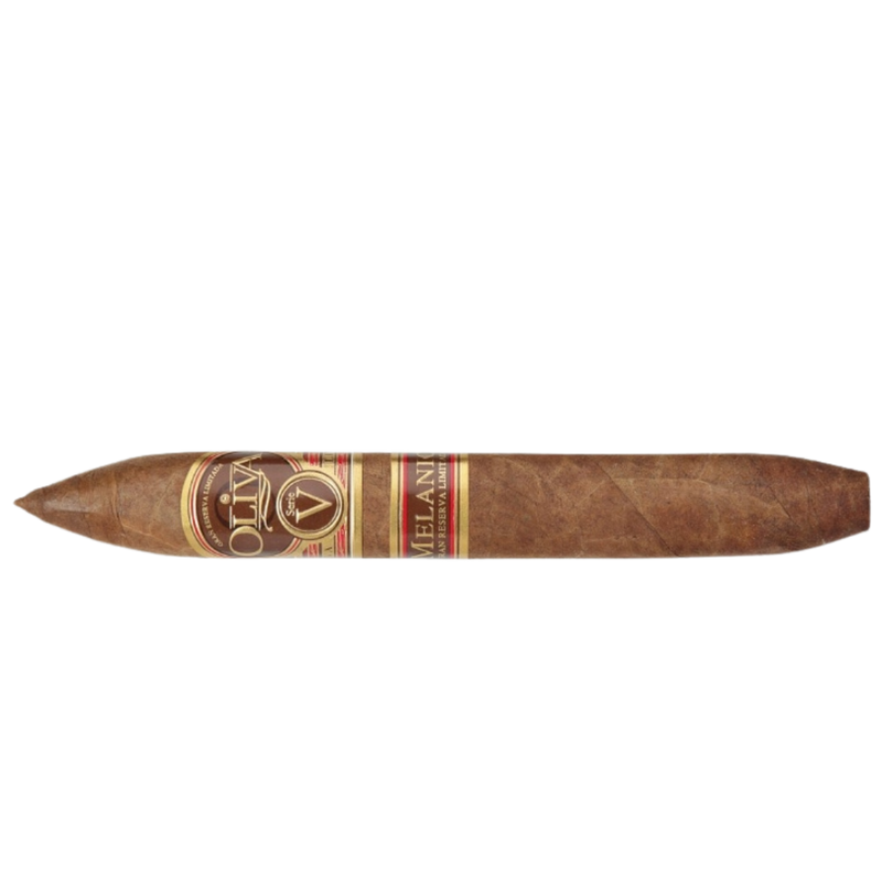 Details:&nbsp;
Länge: 16.51 cm
Durchmesser: 2.06 cm
Ringmaß: 52
Deckblatt Herkunft: Ecuador
Umblatt Herkunft: Nicaragua
Einlage Herkunft: Nicaragua

Die Oliva Serie V Melanio Figurado zeichnet sich nicht nur durch ihr äußeres Erscheinungsbild aus. Wie alle Zigarren dieser Reihe besteht auch das Umblatt und die Einlagemischung der Figurado aus einer exquisiten Saat, die hauptsächlich aus der Jalapa-Region stammt. Das ecuadorianische Deckblatt dieser perfekt geformten Zigarren hat eine Reifezeit von über fünf