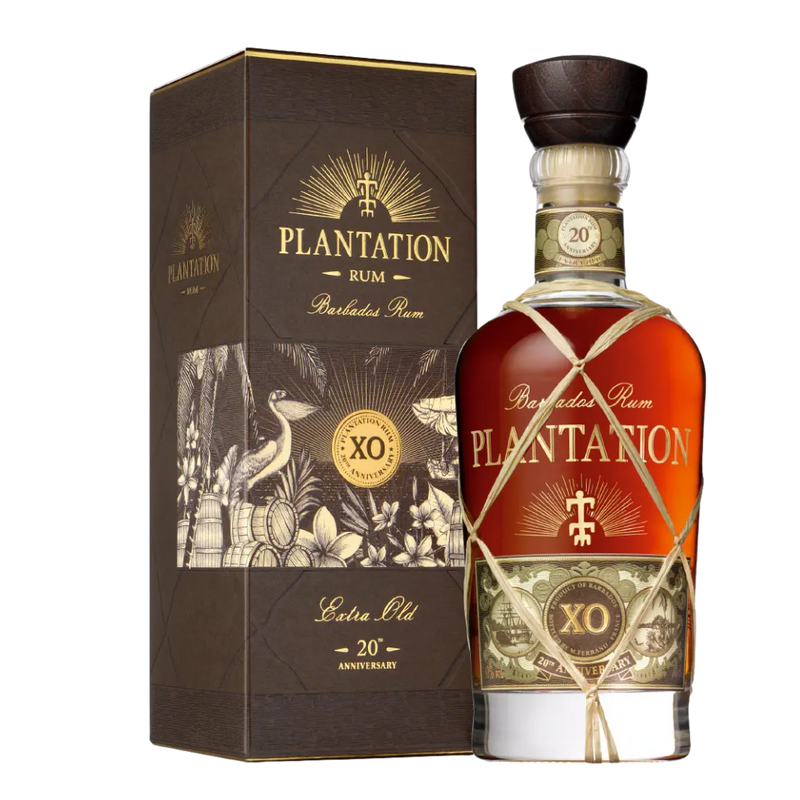 Plantation 20th Anniversary Rum reift über 12 Jahre in Pierre Ferrand Cognac-Fässern mit einem Alkoholgehalt von 40 %. Dieser Rum entfaltet exotische Aromen von Zuckerrohr, eichiger Vanille und getoasteter Kokosnuss, ergänzt durch komplexe Noten von Kakao, kandierten Orangen und einer feinen Zigarrenkisten-Note. Mit einer Flaschengröße von 0,7 Litern ist er ideal für Kenner, die einen gereiften, vielschichtigen Rum schätzen.