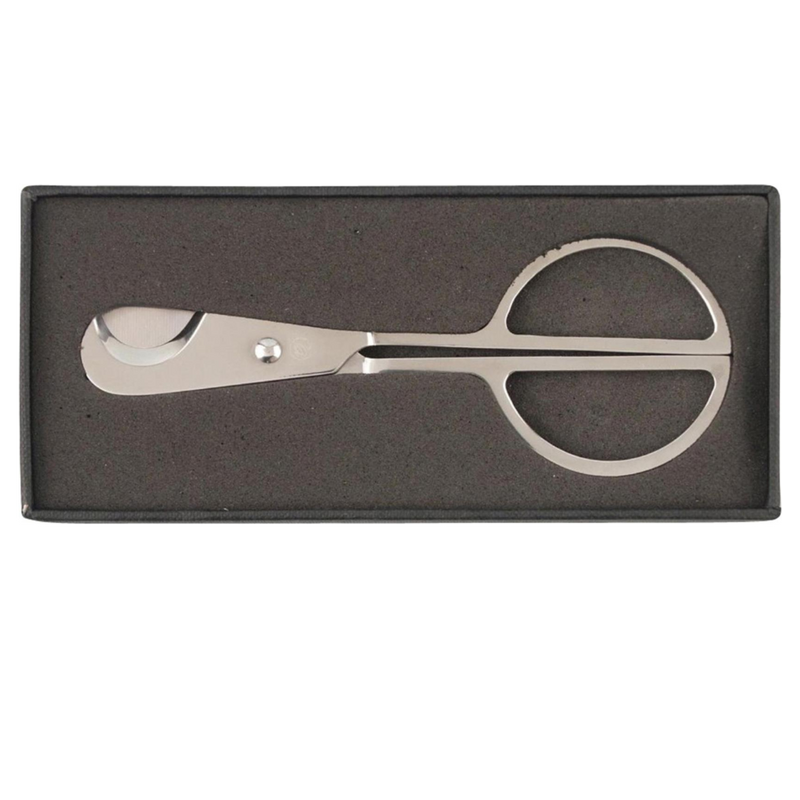 Die Zigarrenschere aus Edelstahl sorgt für einen sauberen und präzisen Schnitt&nbsp; und ist auch für größere Zigarrenformate geeignet.

Schnitt&nbsp;22 mm

Länge 14,5 cm
Lieferung in Geschenkverpackung