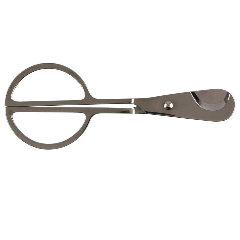 Die Zigarrenschere aus Edelstahl sorgt für einen sauberen und präzisen Schnitt&nbsp; und ist auch für größere Zigarrenformate geeignet.

Schnitt&nbsp;22 mm

Länge 14,5 cm
Lieferung in Geschenkverpackung