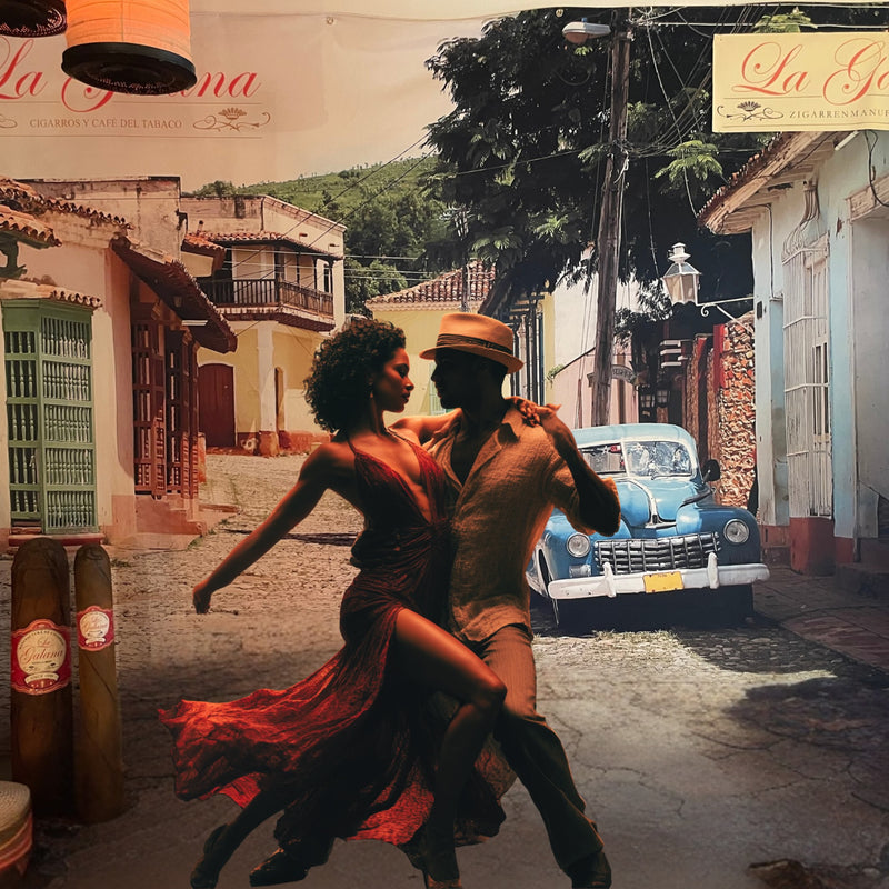 alsa-Tanz-Workshop im La Galana Colonia Köln: Ein Paar tanzt leidenschaftlich Cuban Salsa in einer stimmungsvollen Bar mit Havana-Flair. Die Frau trägt ein rotes, fließendes Kleid, der Mann einen beigen Guayabera-Hemd und Panama-Hut. Im Hintergrund mixen Gäste Mojitos, rauchen Zigarren und genießen kubanische Rumsorten. Dekoriert mit Rumfässern, Palmen und Live-Musik – ein Stück Kuba in Köln