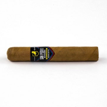 San Pedro de Macorís Robusto – handgerollte Premium-Zigarre mit hellem Connecticut-Deckblatt, liegend auf weißem Hintergrund, Format Robusto, Ringmaß 52, Länge 13 cm.